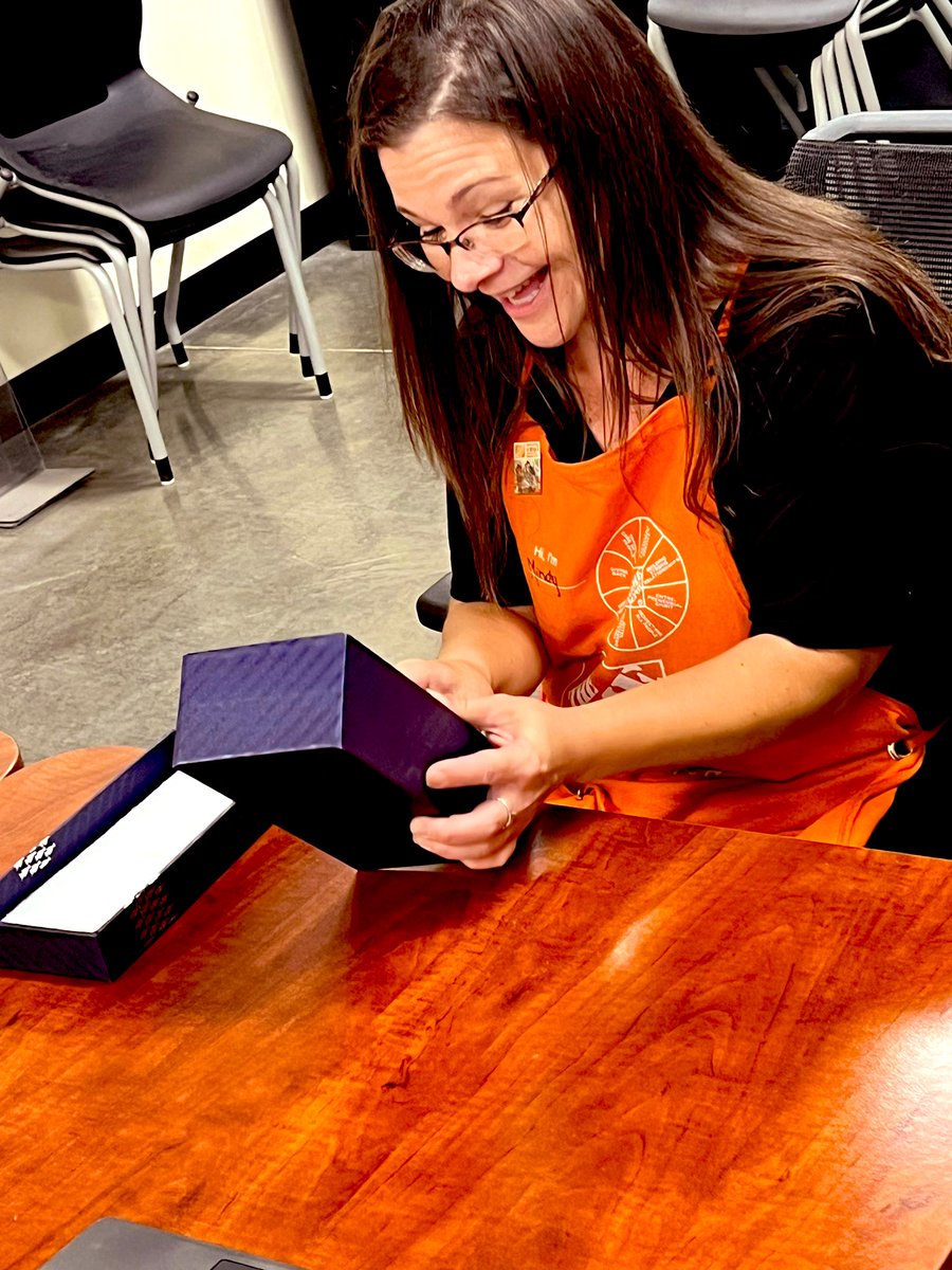 ChavezDestinie's tweet photo. CONGRATS MINDY! D307 CAM Winner. Thank you for everything you do day in and day out. We couldn’t ask for a better role model for the front end! @bka1220 @HRMThomasTHD https://t.co/GmPEBVSn4Y