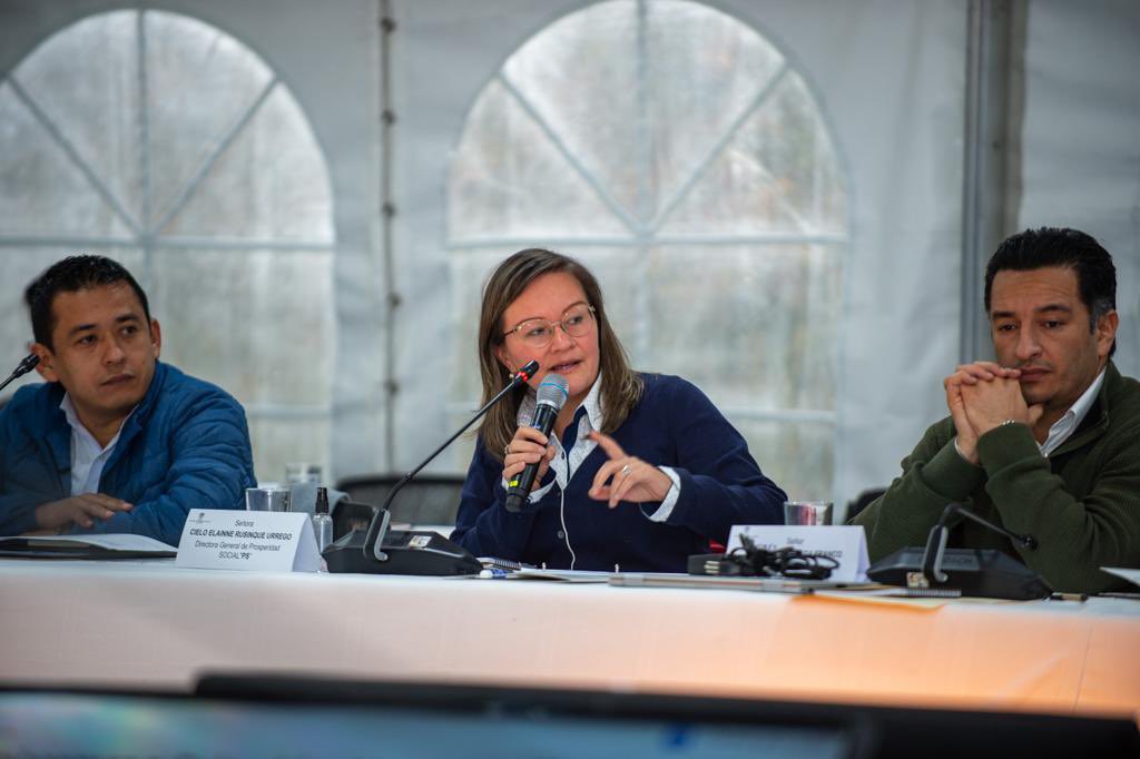 cielo_rusinque's tweet photo. Final de una intensa y productiva jornada de trabajo del #GobiernoDelCambio en #HatoGrande, si hemos llegado hasta aquí es gracias a tod@s los que le apostaron a una Colombia como potencia mundial de la vida y no vamos a defraudarlos ✊💜🕊 https://t.co/o5OMafj9Lc