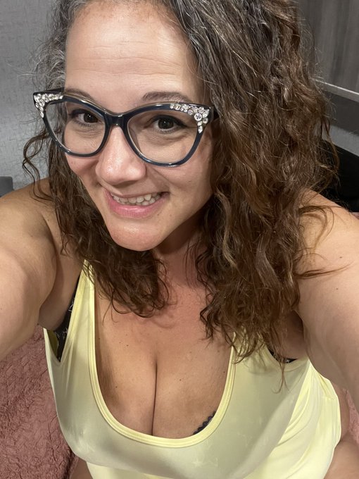 Spend your Friday night with me! Online and available for Skype shows too! hmu https://t.co/esMKNrC3