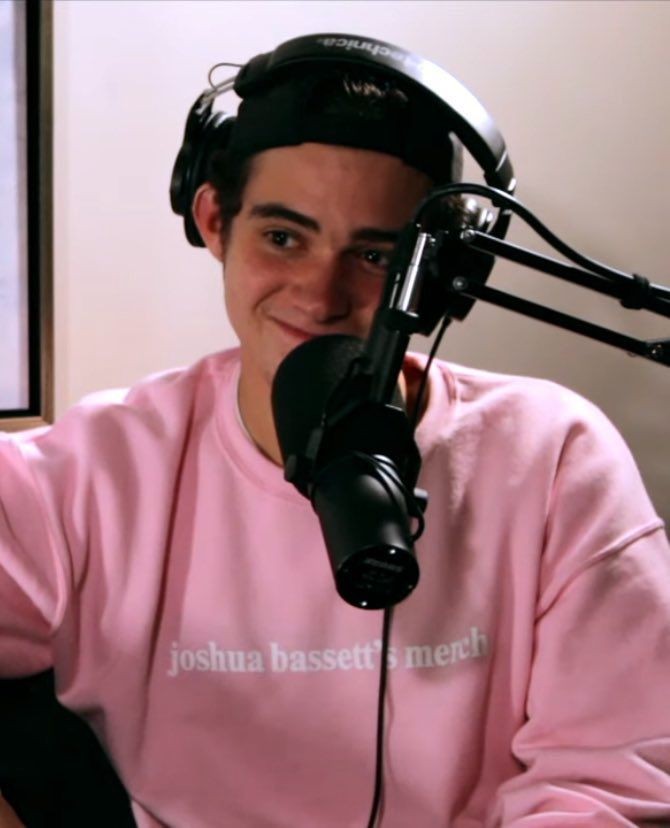 traumatizedvamp's tweet photo. [Queenerin has tweeted]

do you ever watch your boyfriends interviews and just admire them? no? just me? ok https://t.co/yRRolvyEhm