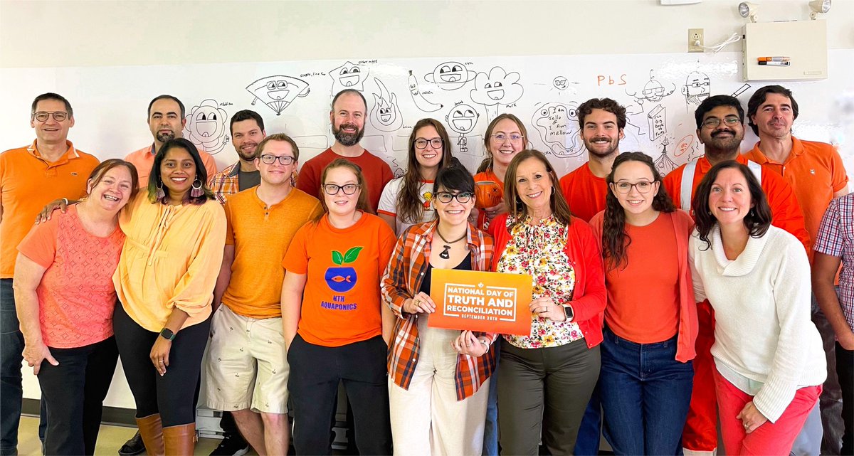 (1/2)
Today we observe the #NDTR to reflect on the tragic legacy of residential schools,the missing children,the families left behind &amp; the survivors of these institutions.

We wear orange to respectfully recognize indigenous communities across Canada &amp; facilitate understanding..