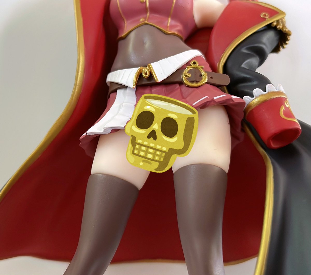 宝鐘マリン 「船長届いたんだけど、スカートの中覗いて興奮しないフィギュア初めてなんだワ 」|道端 路上のイラスト