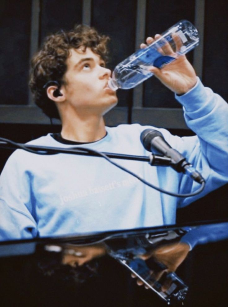 traumatizedvamp's tweet photo. [Queenerin has tweeted]

HOW DOES SOMEONE LOOK THAT FINE WHEN THEYRE JUST DRINKING WATER?? HELP https://t.co/d7BDAAKnpL