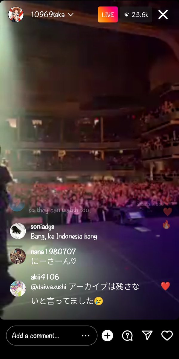 Taka lagi live di IG dan ternyata live konser mereka loh 🥺🥺