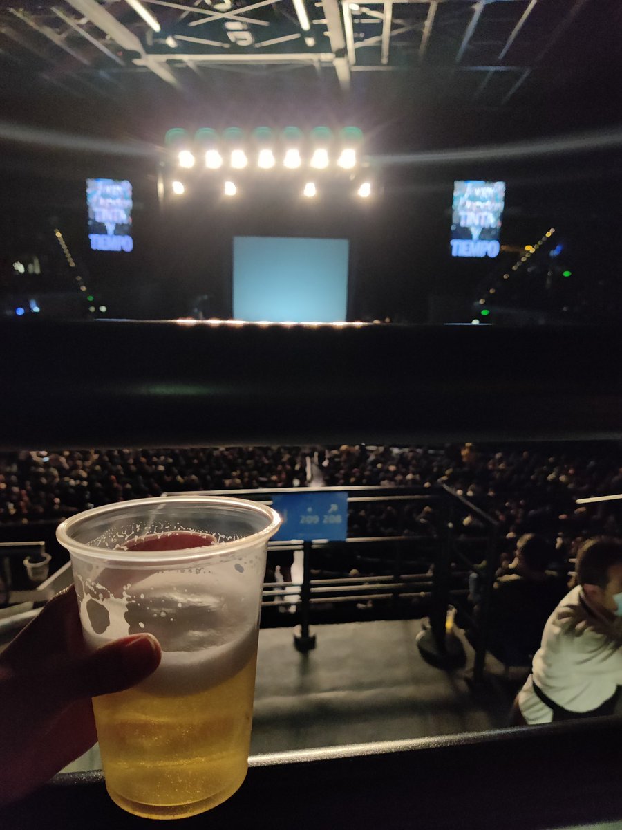 lamagav's tweet photo. @MovistarArenaCo por qué solo dejan entrar vasos plásticos al escenario? Nadie va a botar una lata porque si. 
Que desperdicio! https://t.co/8lyWLrvfzJ