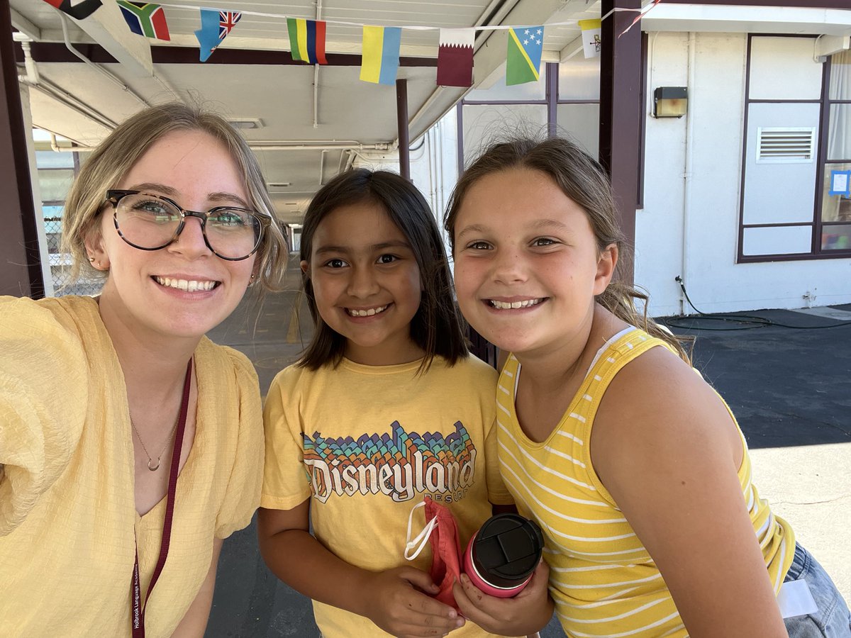 HolbrookMDUSD's tweet photo. Go Gold! Our Holbrook tradition in support of Children with Cancer. Gracias a todos por participar ! #SomosHolbrook #WeAreHolbrook #NEGU Never Give Up! No te rindas nunca! https://t.co/ElvzRSaNSv