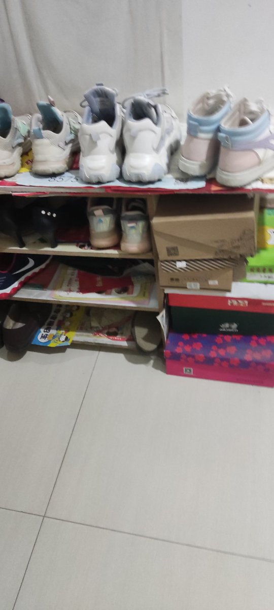 lin912666's tweet photo. 这是个离奇的经过，刚开始玩推潜水了很久看了各位大神我也发一则帖子，家门口对面的初二学生妹的鞋子，就是没有袜子左面的很臭，右面的酸酸的， https://t.co/bRJPKVFYwe
