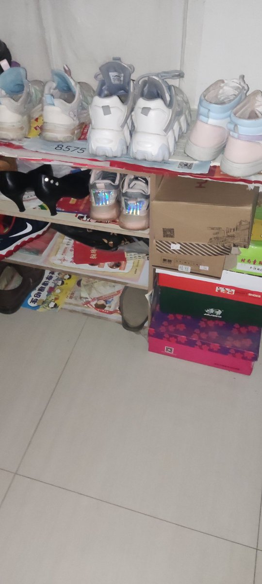 lin912666's tweet photo. 这是个离奇的经过，刚开始玩推潜水了很久看了各位大神我也发一则帖子，家门口对面的初二学生妹的鞋子，就是没有袜子左面的很臭，右面的酸酸的， https://t.co/bRJPKVFYwe