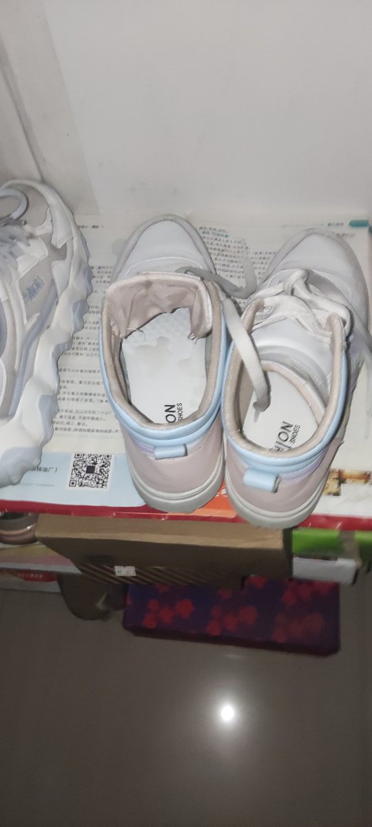 这是个离奇的经过，刚开始玩推潜水了很久看了各位大神我也发一则帖子，家门口对面的初二学生妹的鞋子，就是没有袜子左面的很臭，右面的酸酸的，