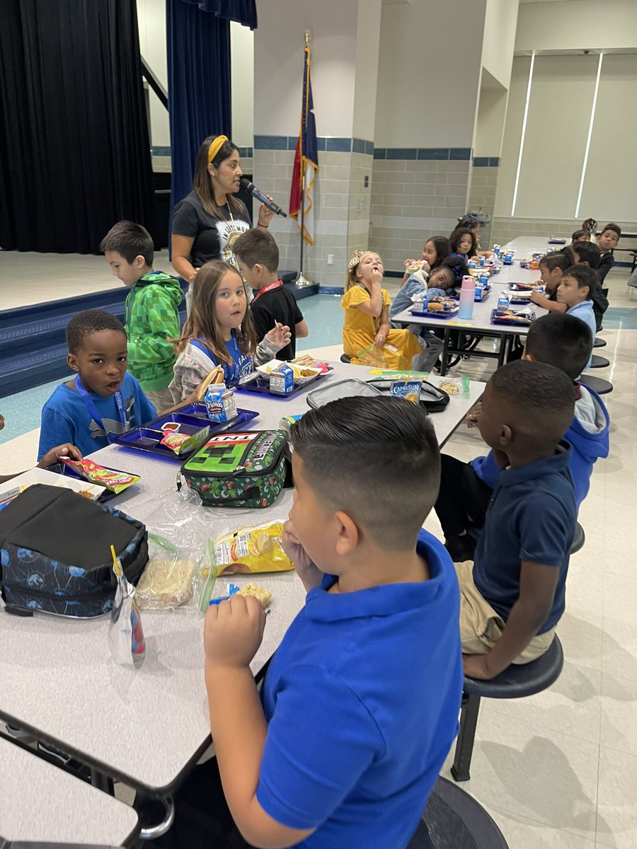 LockeKelly's tweet photo. What makes lunchtime run smoothly? Having an AMAZING AP who keeps high expectations even in the cafe! 🍕🍔🌮🌭@RangeElementary #northsidepride #adminshouldalwaysbepresent #cafetimebuildsrelationships https://t.co/tMRBY0HLbo