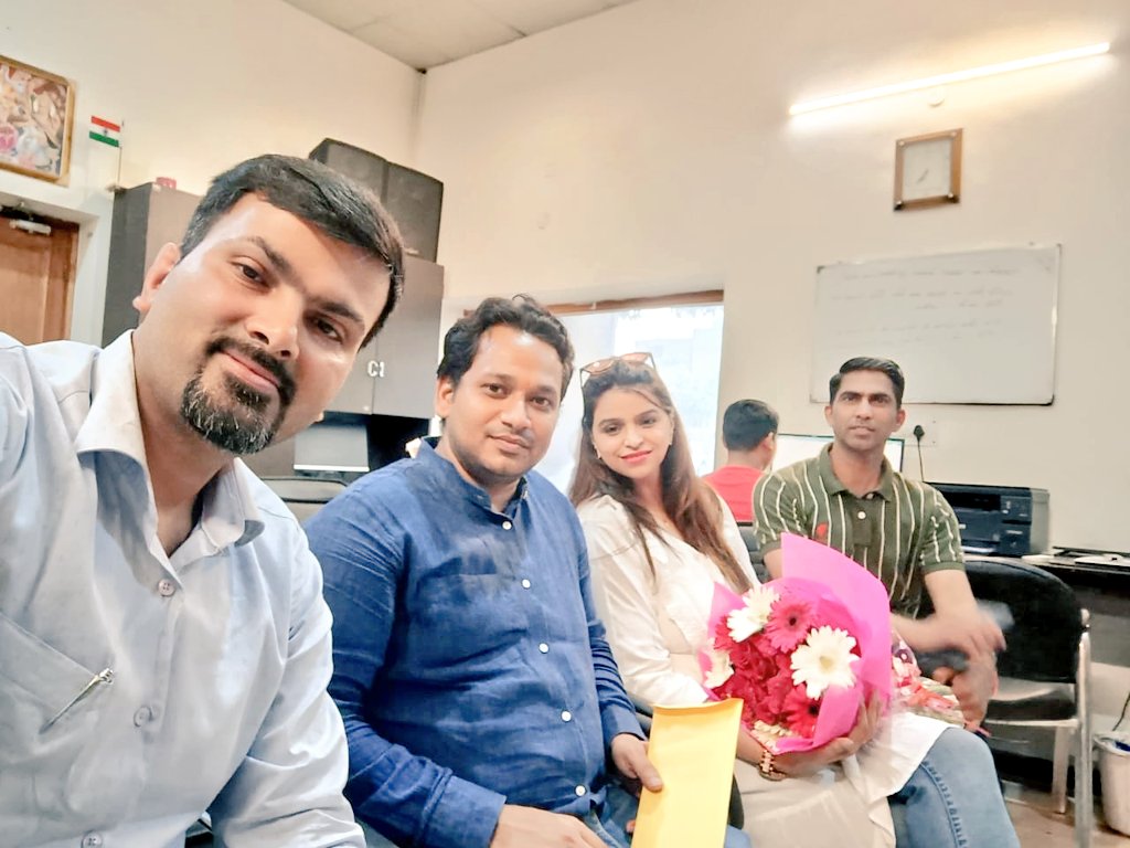 imneels_dleader's tweet photo. माननीय विधायक श्री @DhirendraGBN जी, जैसे हमारे घर का हिस्सा सा ही है, आज हमारी #AceCity #AOA टीम ने उनको अपनी सोसायटी में नवरात्र इवेंट में आने के लिए निमंत्रण दिया। आशा है, विधायक जी जो जनता की सेवा में विलीन रहते है, थोड़ा समय  निकालकर हमें भी उनकी सेवा का मौका देंगे।जयहिन्द। https://t.co/6MjNeqrUAG