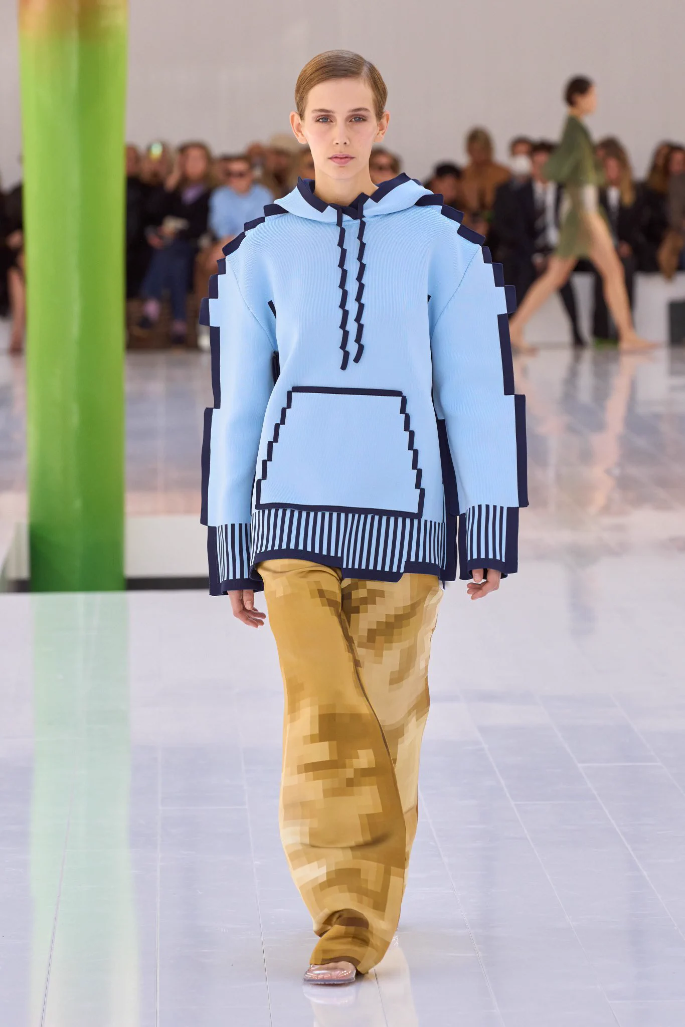 ロエベの2023春夏は視覚がバグるピクセル服。マイクラ気分が味わえそう。