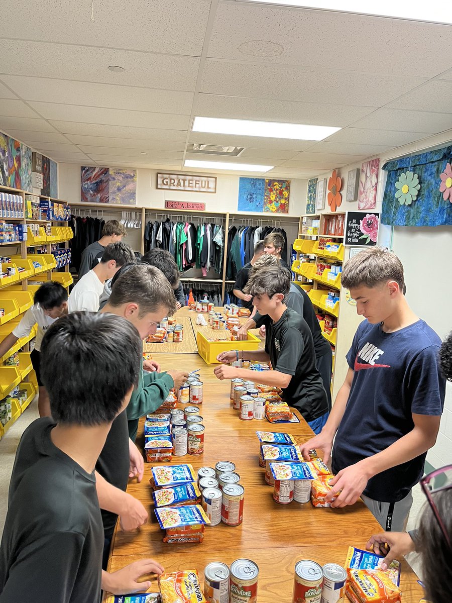 Mason_M_Soccer's tweet photo. The Men’s Varsity players volunteered today in the Comet Cupboard helping package and deliver packages of food in the Mason Intermediate school

@MasonSchools https://t.co/qfLskM6D9e