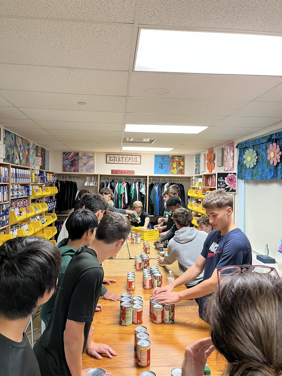 Mason_M_Soccer's tweet photo. The Men’s Varsity players volunteered today in the Comet Cupboard helping package and deliver packages of food in the Mason Intermediate school

@MasonSchools https://t.co/qfLskM6D9e