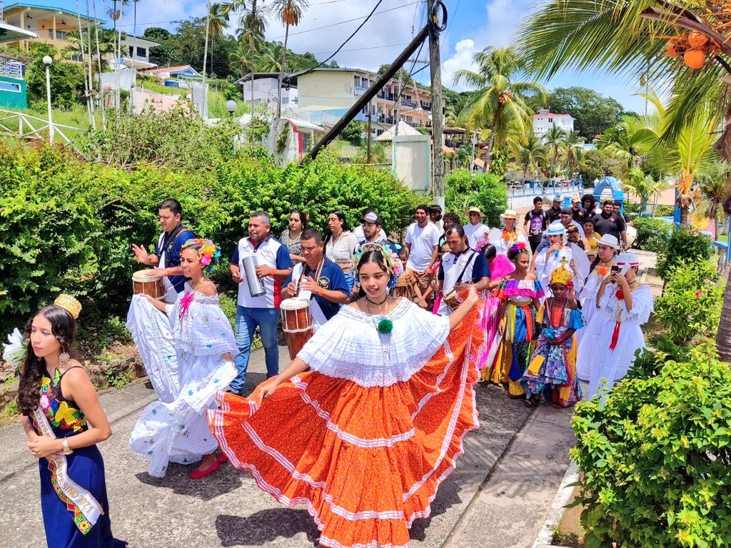 aeronavalpanama's tweet photo. Nuestro Conjunto Típico #Aeronaval, participó en la celebración del Día del Campesino 👨‍🌾 en el Centro  Básico General Dr. Benjamín Quintero en Isla Taboga, recorriendo las calles aledañas al centro educativo con alegres tunas, culminando con la coronación de la reina escolar 👸. https://t.co/1AeT7UoHWE