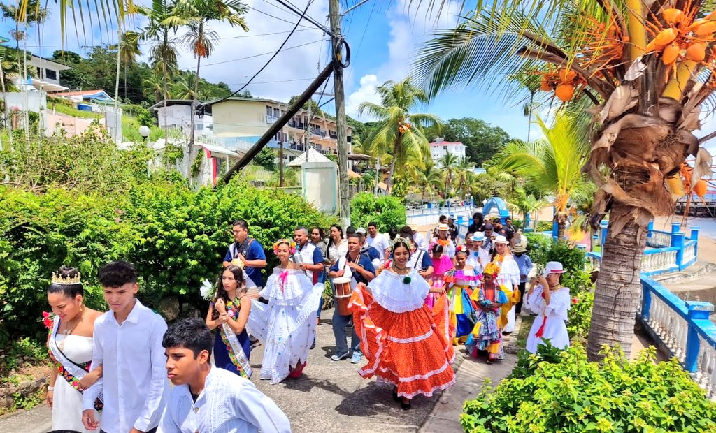 aeronavalpanama's tweet photo. Nuestro Conjunto Típico #Aeronaval, participó en la celebración del Día del Campesino 👨‍🌾 en el Centro  Básico General Dr. Benjamín Quintero en Isla Taboga, recorriendo las calles aledañas al centro educativo con alegres tunas, culminando con la coronación de la reina escolar 👸. https://t.co/1AeT7UoHWE