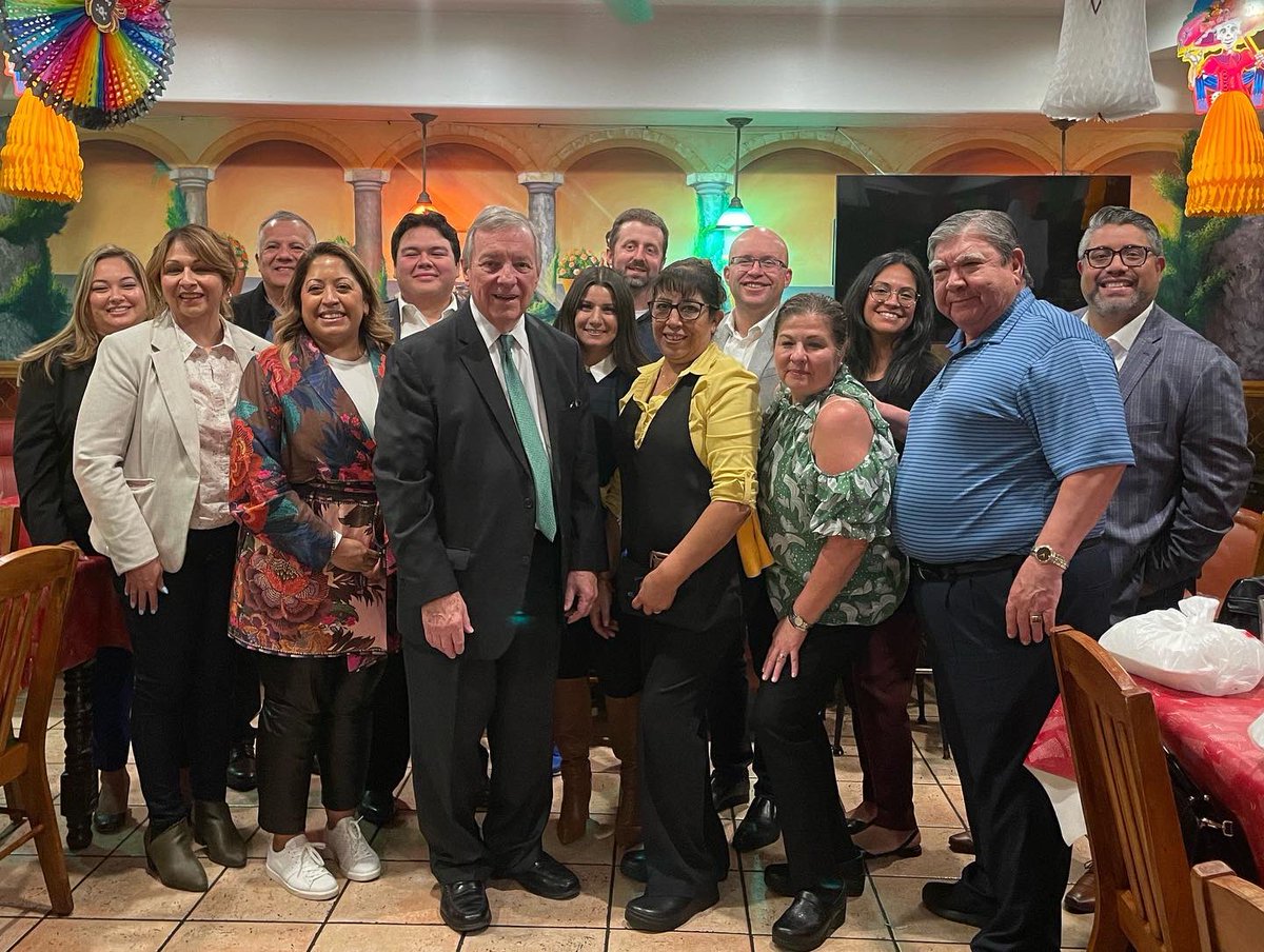 🤜🏼🤛🏼 <a href="/SenatorDurbin/">Senator Dick Durbin</a> is a champion for immigrants, for working families, and for <a href="/LaVillitaChi/">La Villita, Chicago</a>! He engaged community leaders on issues impacting our neighborhood, and I'm happy to say he's a fan of las delicias del barrio @ Nuevo Leon!