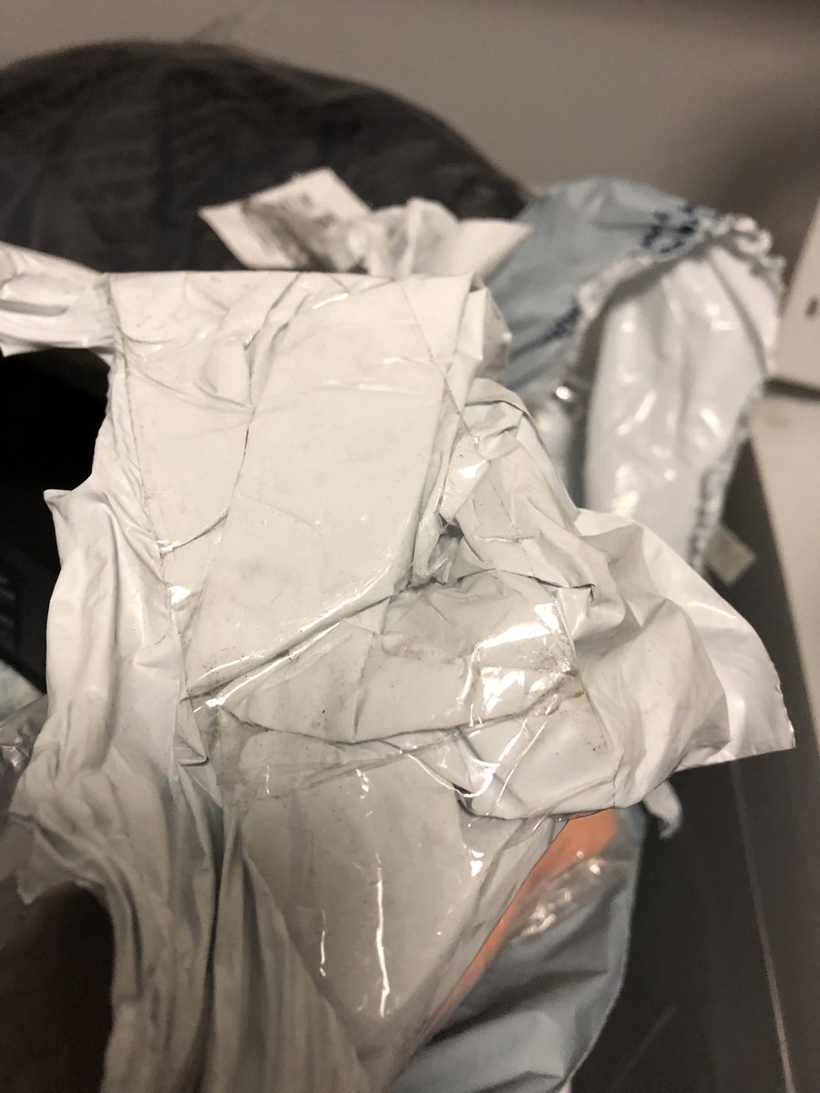 TipWard's tweet image. Not sure who to address but I’m pretty sure its @USPS @USPSHelp but @Gap I’m tagging you too because the order is from you guys. But it appears that one of y’all’s workers open my package and packaged a Galaxy Z Flip4 then retapped it.