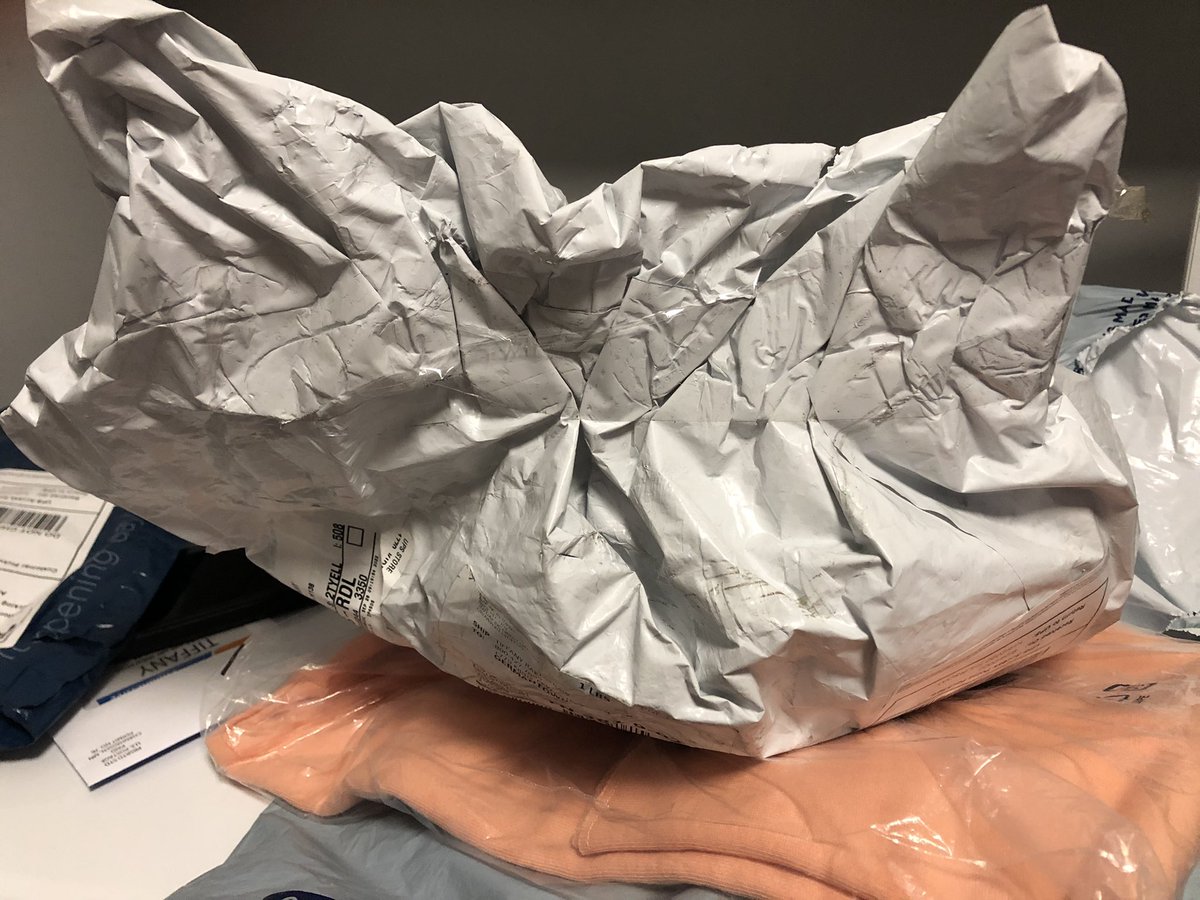 TipWard's tweet image. Not sure who to address but I’m pretty sure its @USPS @USPSHelp but @Gap I’m tagging you too because the order is from you guys. But it appears that one of y’all’s workers open my package and packaged a Galaxy Z Flip4 then retapped it.