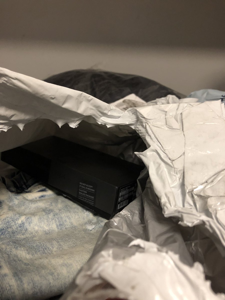 TipWard's tweet image. Not sure who to address but I’m pretty sure its @USPS @USPSHelp but @Gap I’m tagging you too because the order is from you guys. But it appears that one of y’all’s workers open my package and packaged a Galaxy Z Flip4 then retapped it.