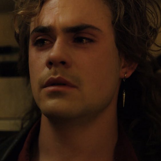 flayedbiIIy's tweet photo. how do people look at this seventeen-eighteen year old KID (yes, he was barely eighteen in s3) actively living through his abuse, still being beaten and hatecrimed by his father, and call him evil? 

you guys are the real fucking monsters. you don’t care about us abuse victims. https://t.co/poECC4jzQC