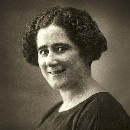 ♀️ El 1 octubre de 1931, las mujeres alcanzaban su derecho al voto en España. Un triunfo que fue mérito de una sola mujer. Aquel día, Clara Campoamor se enfrentó a un Congreso lleno de escépticos (y escépticas), dando un discurso que marcaría para siempre nuestra historia.