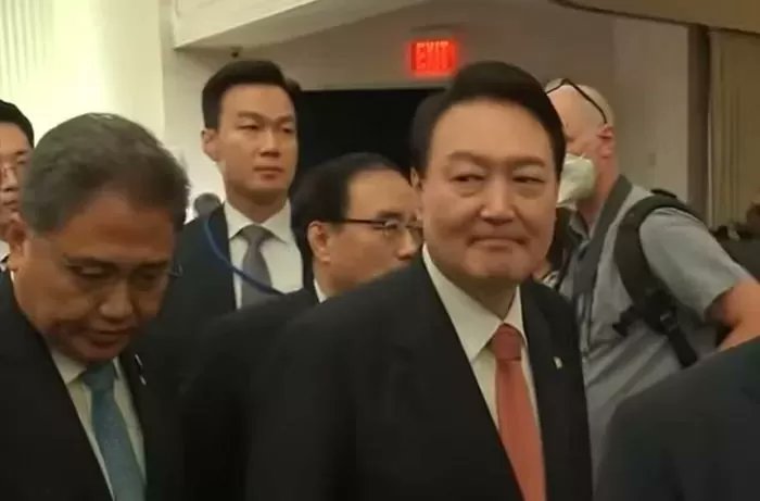 민주당, 윤대통령, 비속어 논란에 사과하라고 하는데 절대 사과할 필요 없다고 생각한다. 지나가는 사적 말 한마디, 죠크 한마디에 대해서도 일일히 사과해야 한다면 세상에 무슨 말을 하고 살겠는가?
대통령은 사적 얘기도 하지 말라는건가?