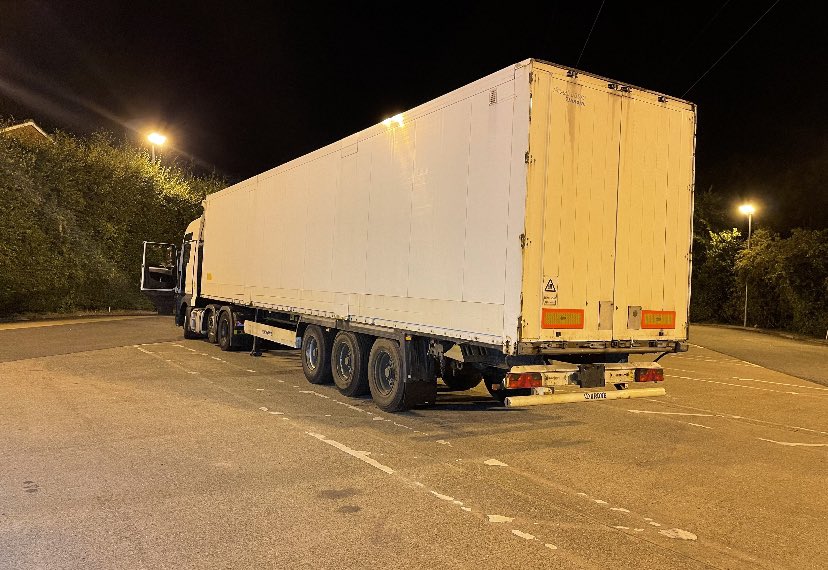 DVSAEnforcement's tweet photo. HGV stopped at #Coldra🚔
The operator previously had their operators licence revoked🚫
They were warned if they continued to operate without a licence,their HGVs could be impounded by DVSA⛓
They continued to operate,HGV seized & will now be disposed of🚛
#LevelPlayingField https://t.co/0mmuGjUXui