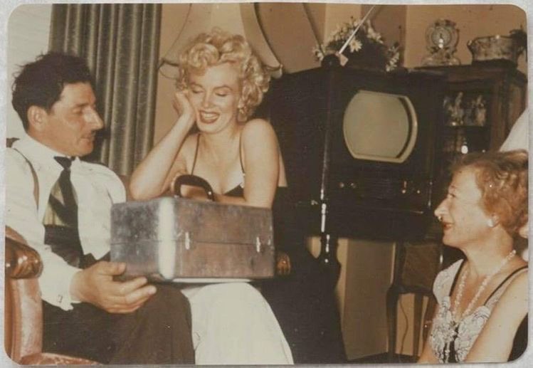 SilverTechnico1's tweet photo. This was pure cruelty for the sake of making Marilyn suffer. (I know I know ‘it’s in the book’ 🙄). Marilyn was truly loved and adored by DiMaggio’s family - this is just another way to rob her from any happiness she did *actually* have, as these pictures show : https://t.co/0mmdg8CUQY