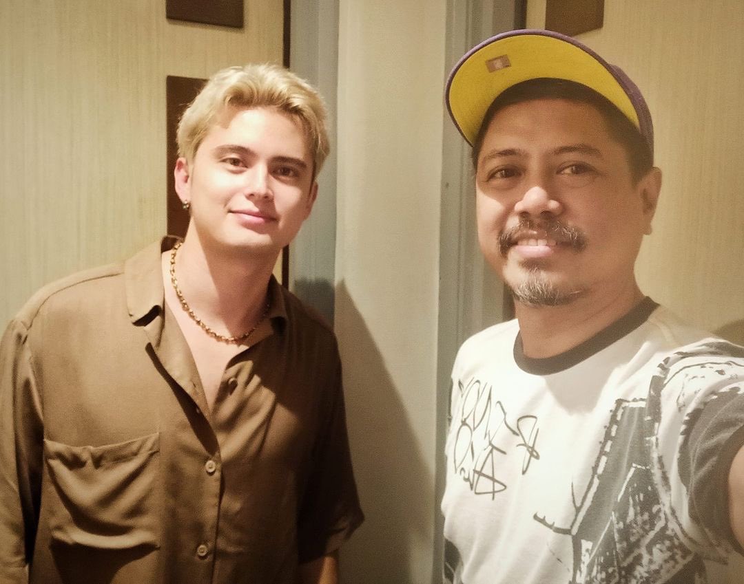 _janna___'s tweet photo. nagpapicture na naman sa akin #JamesReid #HitProductions #instudiorecording
©️nervecious32 https://t.co/rqFZTa0J6t