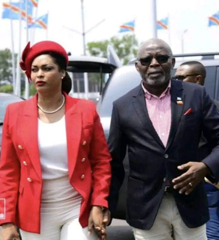 KimKimuntu's tweet photo. Batu ya UDPS basepeli na bango na tournée yango te... Bayoki libanga moko te... Obè "j'aime Branham plus que Jésus !"

AFDC pe aza na kanda...

#RDC https://t.co/GgnZIcyFd4