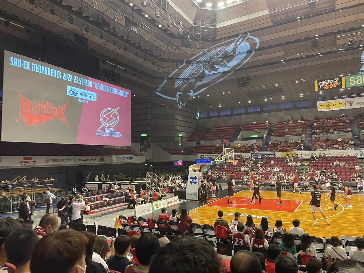 osaru502's tweet photo. Bリーグ 2022-2023 開幕戦
前半終わって勝ってるよ😀
超巨大モニターの設置！上がるわ〜
#三遠ネオフェニックス
#川崎ブレイブサンダース 
#浜松アリーナ https://t.co/CwDhEVWIik