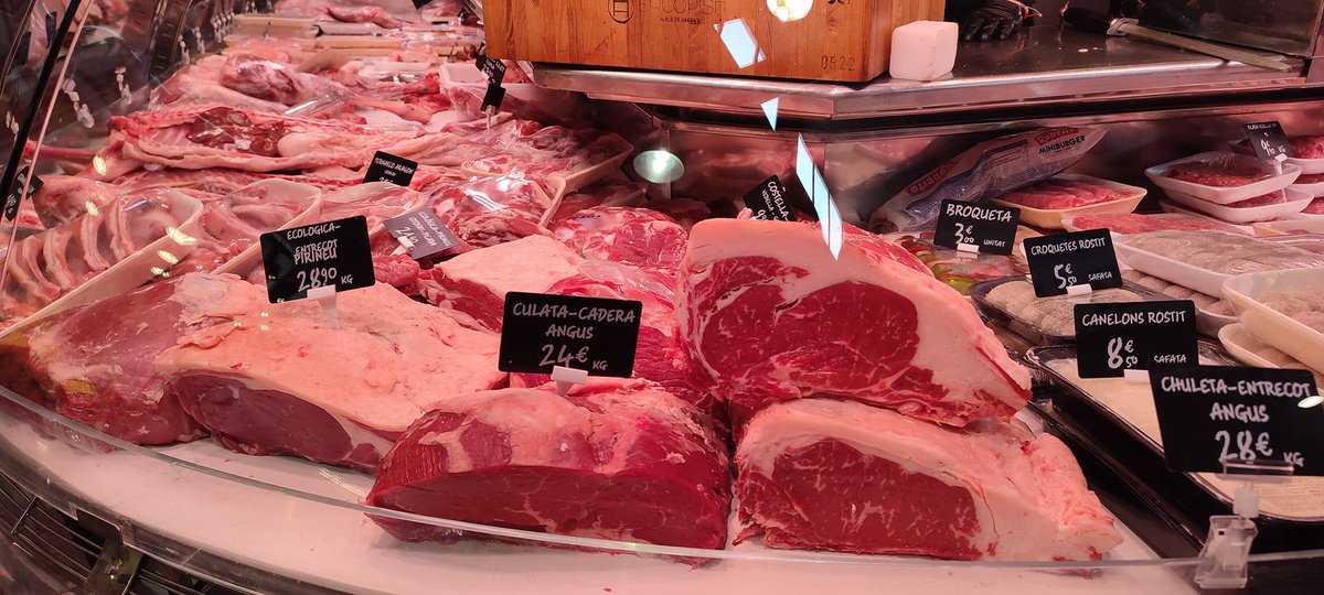 Sixtyfour37's tweet photo. Sábado.
El entrecot dl Pirineo y el d Angus han subido + d 4€/kg. Nunca faltan en mi nevera las olivas rellenas ni las de mojo picón q también han subido. El bacalao remojado tiene su público aunq me cueste entenderlo. Un mango no es un mànec🤦♀️😂
#compraenelmercado
#BuenosDias https://t.co/rO2Oypci6u