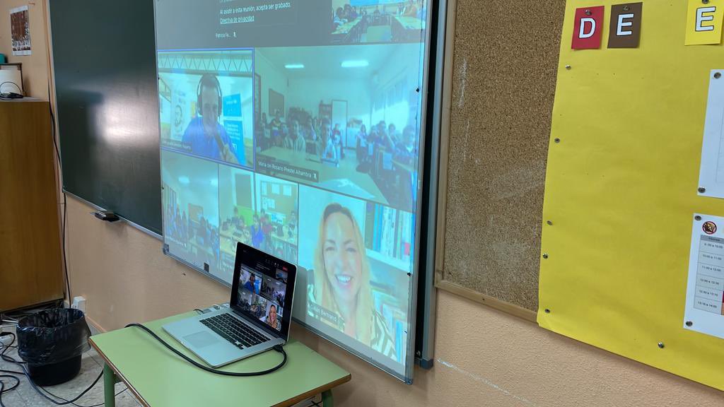 La magia de poder compartir, esto es hoy lo que nuestros alumnos han sentido, gracias al colegio @elrincondecervantes de Santa Cruz de Mudela por invitarnos a participar en su programa de radio, y poder entrevistar "mano a mano" a <a href="/luciapediatra/">Dra. Lucía Galán (Lucía mi pediatra)</a> hablándonos del bullying