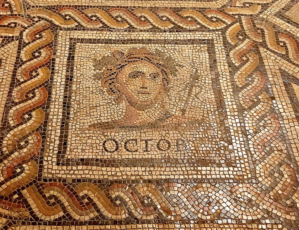 Happy #October to all of you! 
A detail of a #Roman mosaic found in Trier depicting the personification of the month of October.
Dating around 300 AD.

Have a lovely weekend!