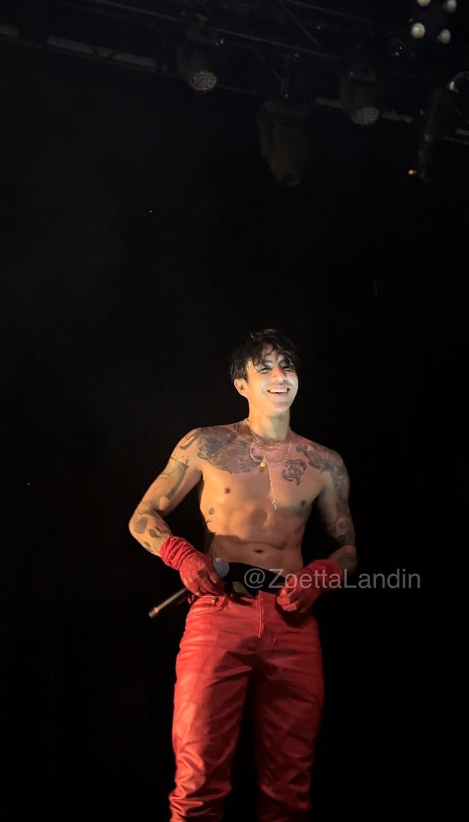 ZoettaLandin's tweet photo. Posting some photos that I took. Christian looks so handsome!🤩 @DPRIAN_  #regimetour #christianyu #DPRIAN https://t.co/EftEPOd9Go