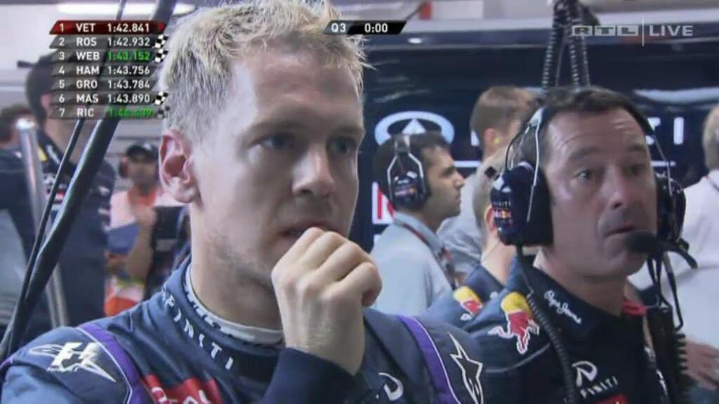 Singapur sıralama günü… Q3’te tek tur atıp takımıyla garajda pole alışını izleyen Vettel. Erkek.