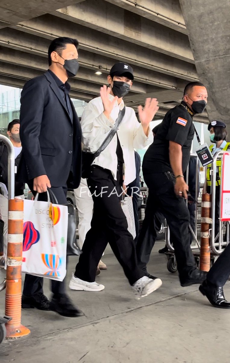 ยินดีต้อนรับนะครับสุดหล่อ หล่อสร้างเรื่องมาก 🥹💗

#KimSooHyunInThailand 
#KimSooHyun #김수현 #คิมซูฮยอน
#LotussXKIMSOOHYUN