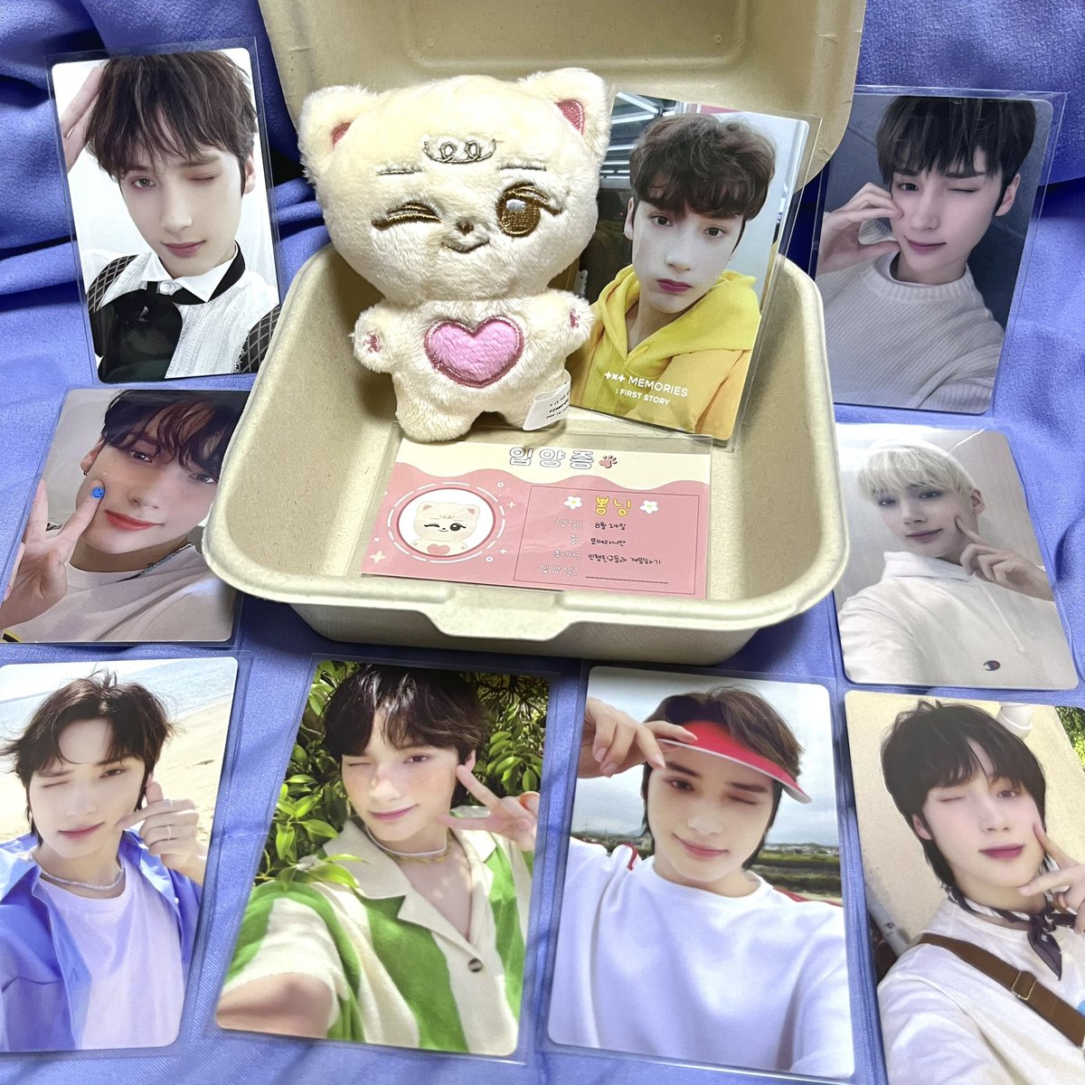 cbbabang_313's tweet photo. 진짜 보자마자 내가 이렇게 귀여운 아가를 왜 이제야 데꼬왔을까 싶을 정도로 실물이 너무 귀여워서 쓰러질 뻔했던 뽐닝이 .. ෆ
3개에 포카들 제외하고 윙꾸하고 있는 휴닝이 포카들이랑 같이 있으니 얼마나 귀여운지 ㅜㅜ
(타래)

#뽐닝이_뽐내볼래 @BBomning https://t.co/1L613rnpZI