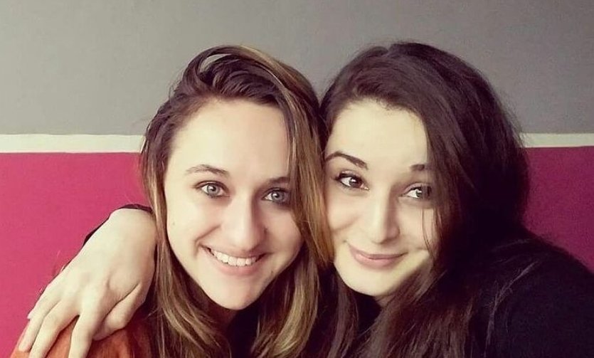 valerieboyer13's tweet photo. #Laura et #Mauranne avaient toute leur vie devant elles avant de croise la route d'un barbare islamiste à #Marseille.

Les visages de ces deux anges resteront toujours dans nos mémoires.

Dans notre guerre contre l'islamisme, ne les oublions jamais... https://t.co/gxuGipRn2Q