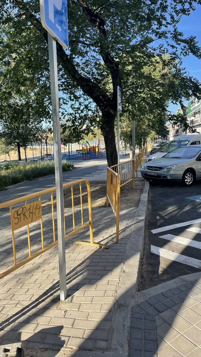 AngelLGelado's tweet photo. @MADRID mas de dos meses la obra terminada en #VillaverdeBajo y aún siguen las vallas puestas. ¿Esperan a las elecciones para inaugurarlo? @AlmeidaPP_ @begonavillacis https://t.co/MGSY4KLkKT