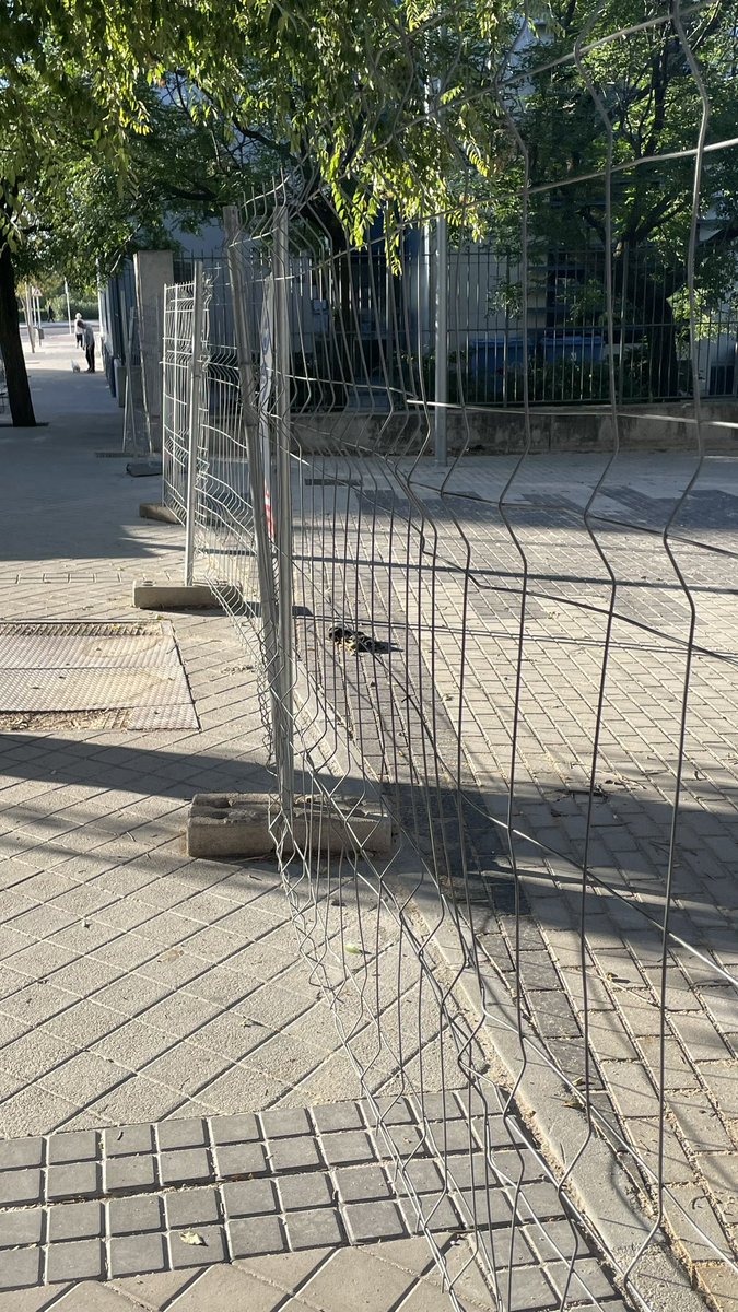 AngelLGelado's tweet photo. @MADRID mas de dos meses la obra terminada en #VillaverdeBajo y aún siguen las vallas puestas. ¿Esperan a las elecciones para inaugurarlo? @AlmeidaPP_ @begonavillacis https://t.co/MGSY4KLkKT