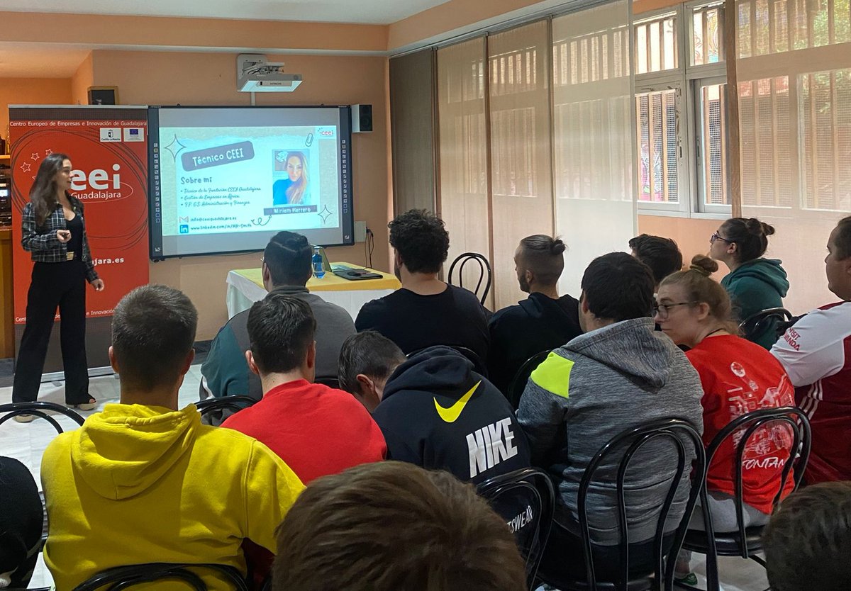 CIFPGuada's tweet photo. 🟣 Esta semana, nuestros/as alumnos/as del programa del Aula de Emprendimiento han asistido a una charla impartida por @ceeiguadalajara sobre las herramientas de modelos de negocio.
🔥🔥 ¡¡Calentando motores para generar ideas de negocio emprendedoras!!
#APES_CLM #APESCLM https://t.co/9nKghLM1ZI