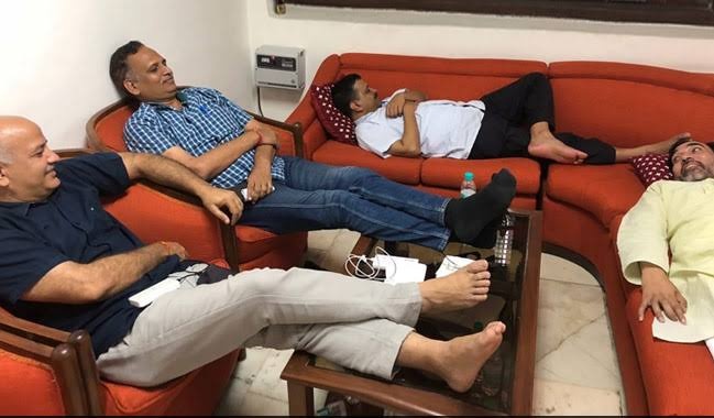 <a href="/AamAadmiParty/">AAP</a> <a href="/msisodia/">Manish Sisodia</a> <a href="/raghav_chadha/">Raghav Chadha</a> જાગો ગ્રાહક જાગો 😃😃😂
કલ સુબહ દિલ્હી કે લિયે નિકલ ના હૈ 🤣