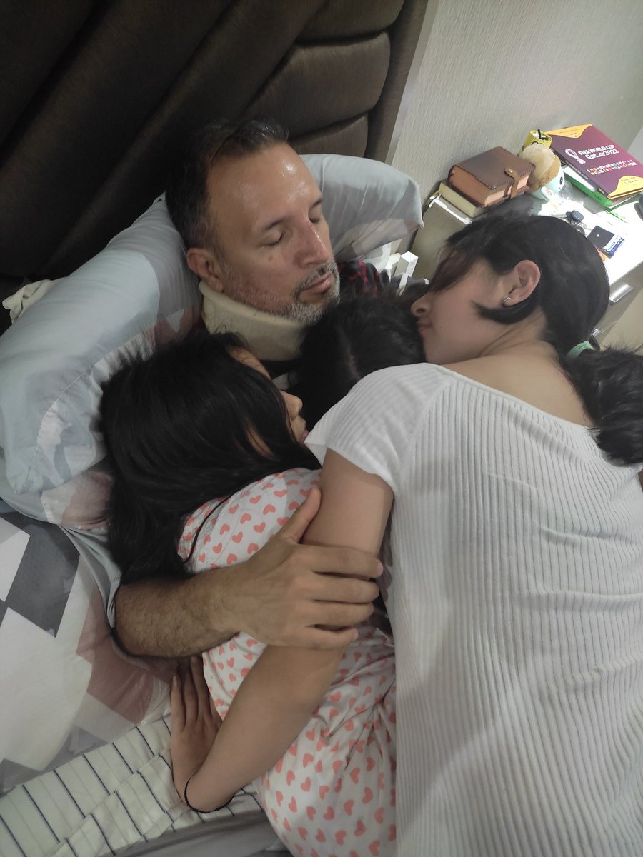 lorenacabrerao's tweet photo. Así se cuida al rey de esta casa.
#bestdaddyever https://t.co/l9qZylAO16