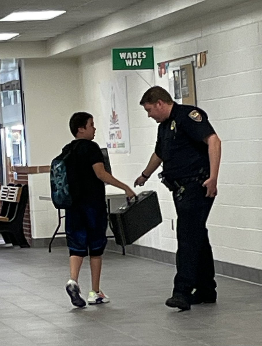 JenniferMuschw1's tweet photo. Officer Neal has become one of the family at LPJ.  Love seeing all the connections he makes with the students. 😊 @lpisd #ChooseLP @jengels4 @Lpjhbullpups https://t.co/gy47vjpjVZ