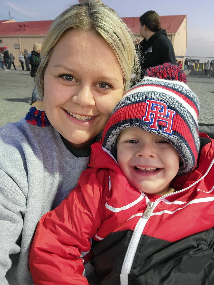 karleykay11's tweet photo. 💙❤️ trying to stay warm at the game 🏈 https://t.co/JS6TiNEebR