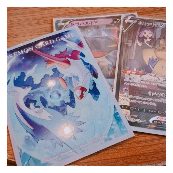手帳に推しポケカ入れてるんだけど最近ラティアスたちのスリーブゲットしたので両面可愛くて大変だ 