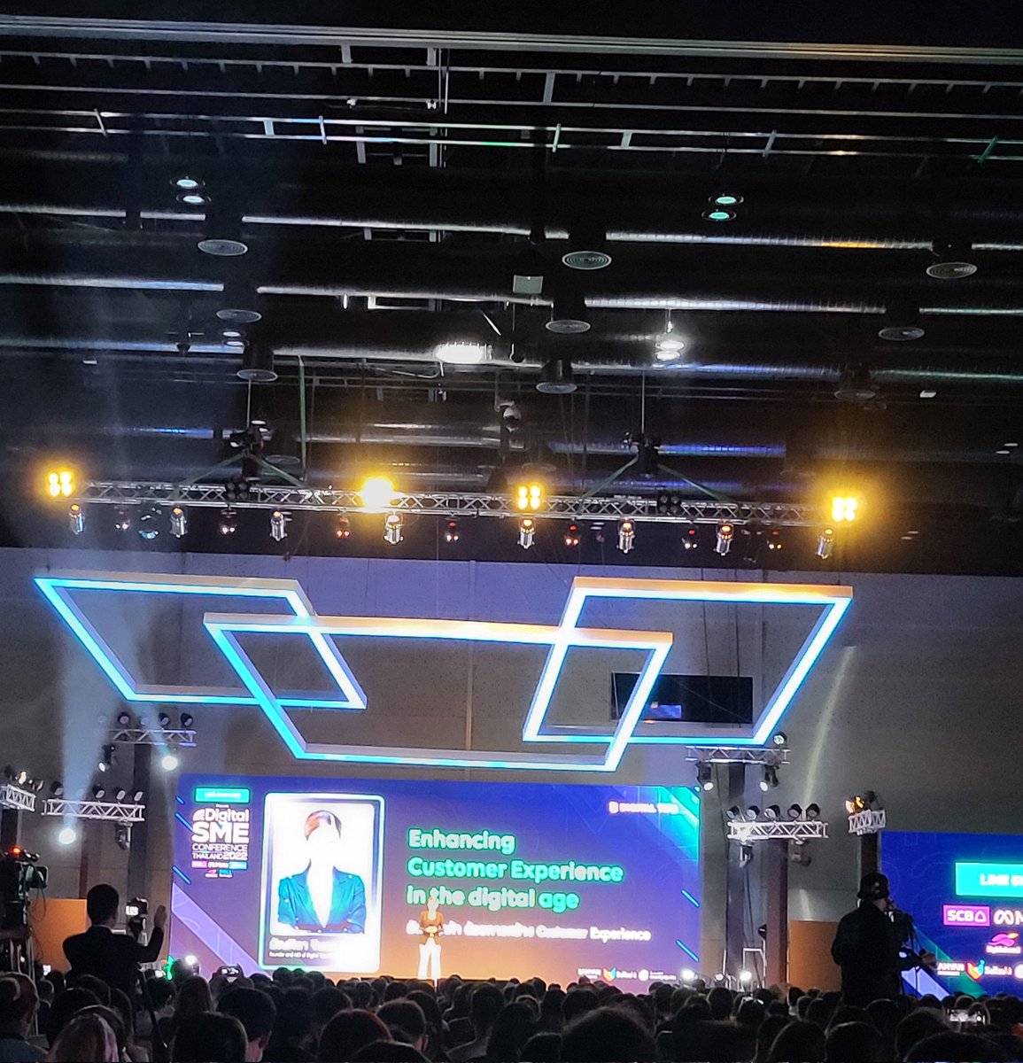 jakrapong's tweet image. Digital tip on da stage #digitaltip #digitalsmeconference @thedigitaltips