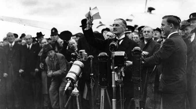 TammiMinoski's tweet photo. #OTD 1938: British PM #NevilleChamberlain waved to the crowd the day after the Munich Conference where he signed the #MunichPact - aimed at appeasing Hitler - it allowed annexation of the Sudetenland. https://t.co/ZqG8i0XI9L #PeaceForOurTime https://t.co/B4YNv9nqo9